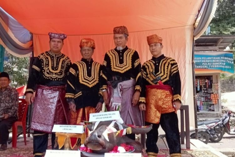 Depati Muaro Langkap, Mukhri Soni paling kanan bersama tiga depati lainnya di Kabupaten Kerinci saat prosesi pengukuhan gelar adat 2023 lalu