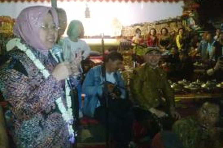 Risma memberi sambutan dalam acara sedekah bumi warga Kapasan Dalam Surabaya.