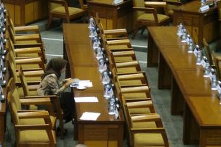 Salah seorang politisi Partai Demokrasi Indonesia Perjuangan tampak duduk sendirian di antara kursi-kurai kosong yang terlihat dalam rapat paripurna Dewan Perwakilan Rakyat, Selasa (18/2/2014). Rapat paripurna kali ini hanya dihadiri 226 anggota atau kurang dari kuorum yang ditetapkan yakni 281 anggota.