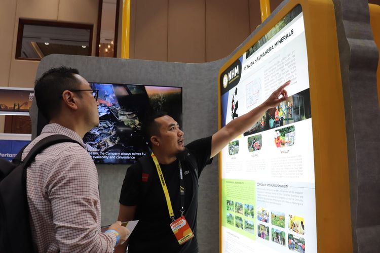 Perwakilan PT Nusa Halmahera Minerals (NHM) menjelaskan informasi seputar praktik pertambangan berkelanjutan kepada pengunjung di stan NHM pada ajang Minerba Convex 2025 di Jakarta. 