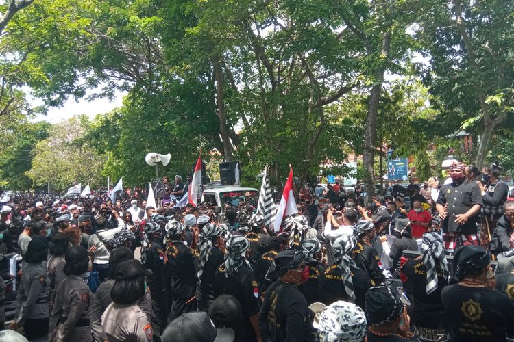 Massa melakukan demo terhadap Arya Wedakarna di kantor DPD RI Perwakilan Bali, di Jalan Cok Agung Tresna, Renon, Denpasar, Selasa (3/11/2020) siang.