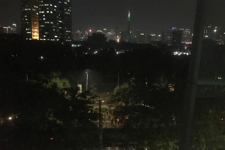 Massa terlihat berlarian di Jalan Tentara Pelajar, Jakarta Pusat, menuju arah Permata Hijau, Selasa (24/9/2019) malam selewat pukul 21.00 WIB, terpantau dari Menara Kompas. Tembakan gas air mata masih terlontar di kisaran waktu itu.