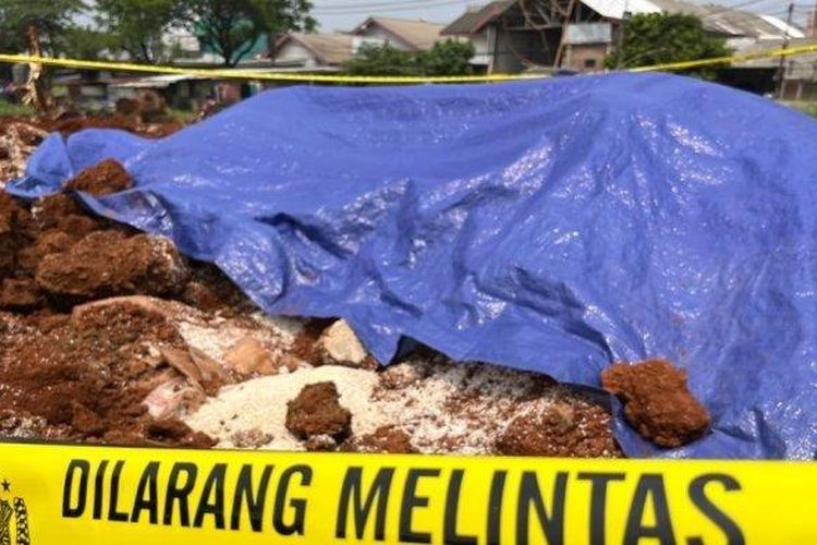 Lokasi dugaan penimbunan sembako bantuan presiden di Lapangan KSU, Sukmajaya, Kota Depok, Minggu (31/7/2022). Sembako tersbut dipendam di dalam tanah sedalam 3 meter. 