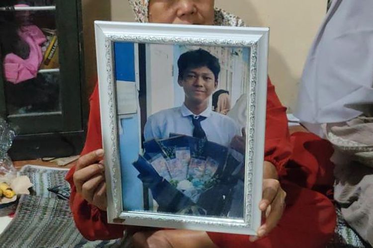 Kerabat memegang foto Andika Lutfi Falah (16) saat tahlilan di Perumahan Puri Bidara RT 02/06, Kecamatan Tigaraksa, Kabupaten Tangerang, Banten, Senin (1/9/2025) malam. Andika merupakan siswa kelas 2 SMKN 14 Kabupaten Tangerang yang meninggal dunia setelah mengikuti aksi unjuk rasa di DPR RI. 