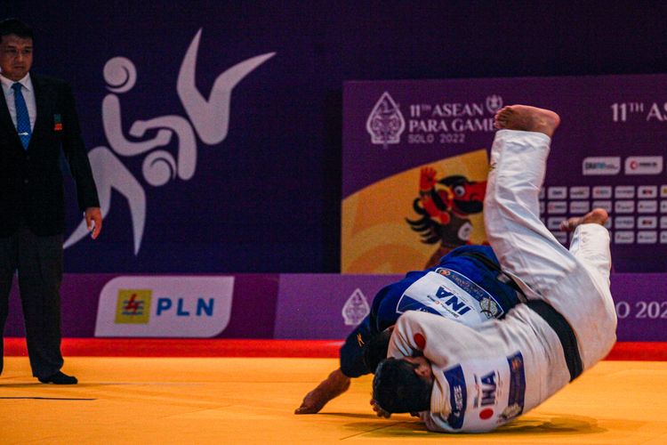 Atlet blind judo Indonesia, Fajar Pambudi (biru), mengalahkan rekan senegaranya, Junior Bate' E (putih), pada ajang ASEAN Para Games 2022 kelas -90 kg di Convention Hall Tirtonadi, Rabu (3/8/2022).