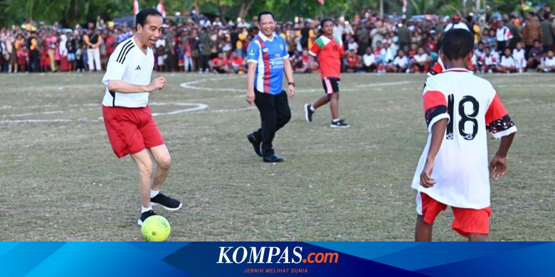 Main Sepak Bola dengan Anak-anak Papua, Jokowi: Untuk Memotivasi Mereka