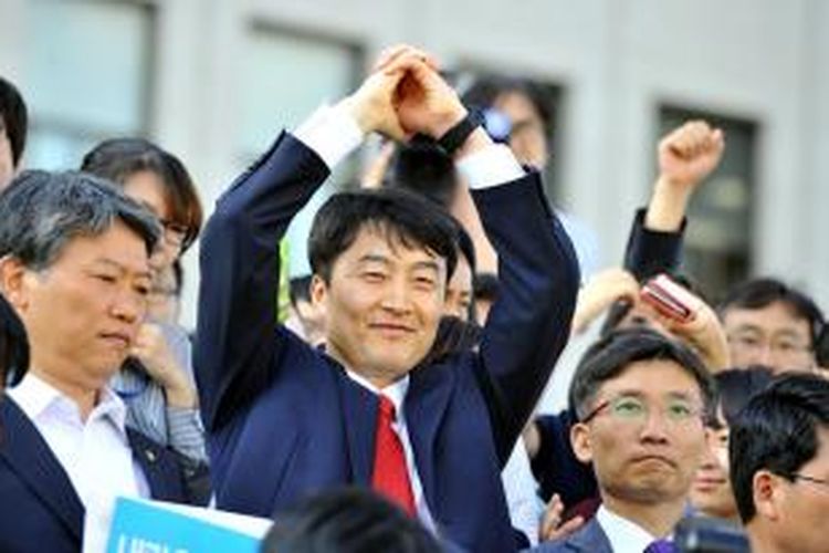 Foto ini diambil pada 4 September 2013, ketika Lee Seok-ki (tengah) usai menghadiri sidang parlemen yang melakukan voting untuk menentukan mosi penangkapan Lee yang dituduh hendak melakukan makar di Korea Selatan.