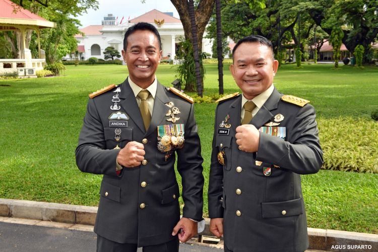 Panglima TNI terpilih, Jenderal Andika Perkasa (kiri) berpose bersama Kepala Staf Angkatan Darat (KSAD) terpilih, Letjen TNI Dudung Abdurachman, saat hari pelantikan keduanya di Istana Negara, Jakarta, Rabu (17/11/2021). Presiden Jokowi melantik Panglima Komando Strategis Angkatan Darat (Pangkostrad) Letjen TNI Dudung Abdurachman sebagai KSAD menggantikan Panglima TNI terpilih yang juga dilantik hari ini, Jenderal Andika Perkasa.