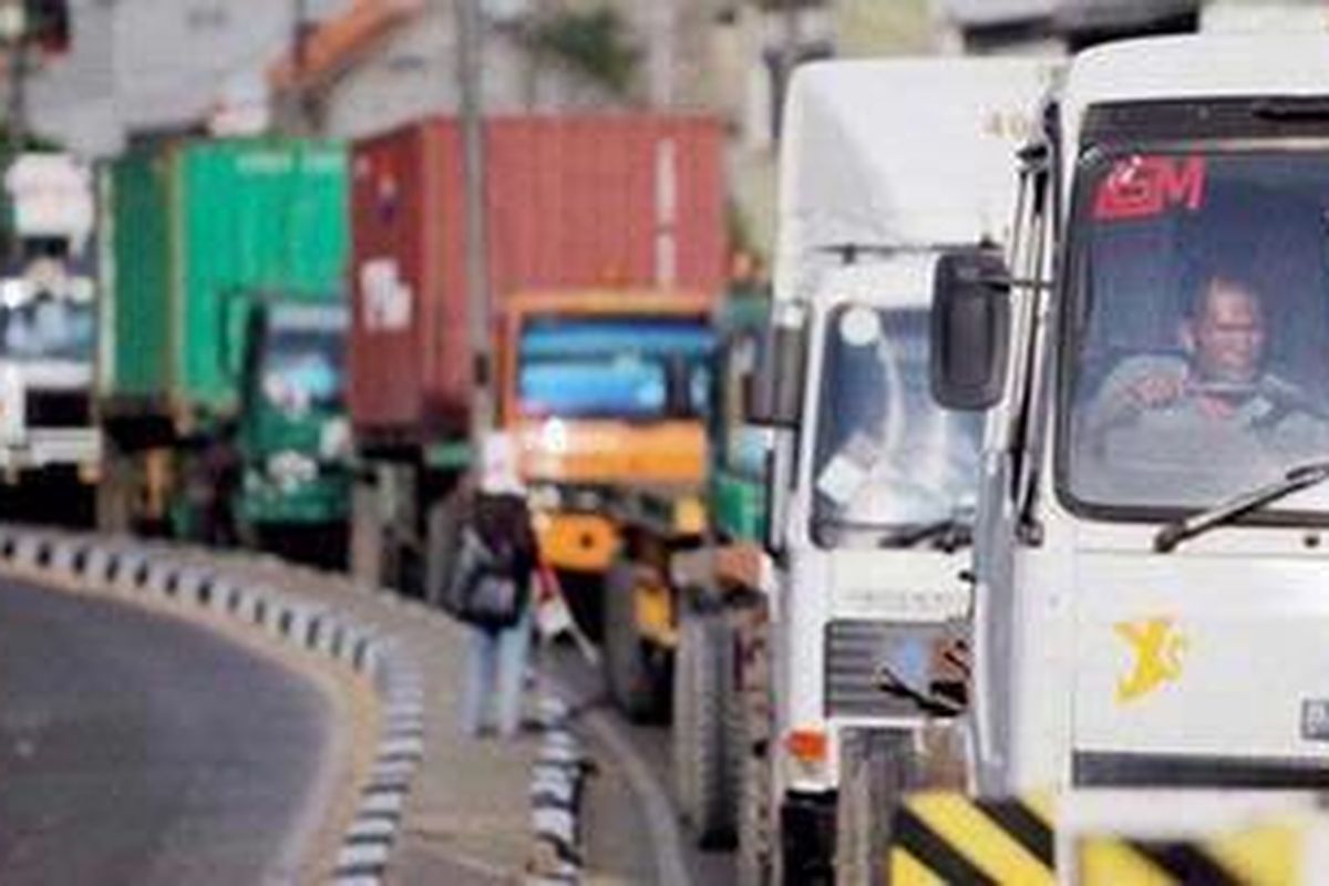 Ilustrasi: Antrean truk pengangkut peti kemas saat melintas di Jalan Jampea, Tanjung Priok, Jakarta Utara, Senin (9/5/2011).