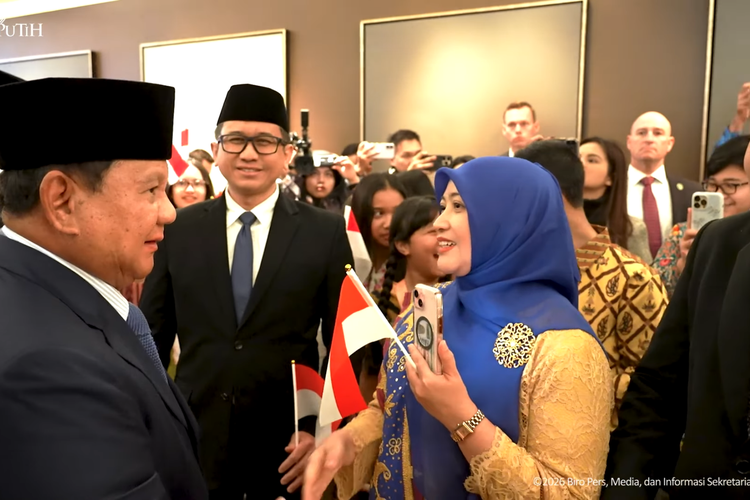 Presiden Prabowo Subianto menyempatkan diri untuk menyapa dan bersalaman dengan para diaspora Indonesia, usai tiba di Washington DC, Selasa (17/2/2026).
