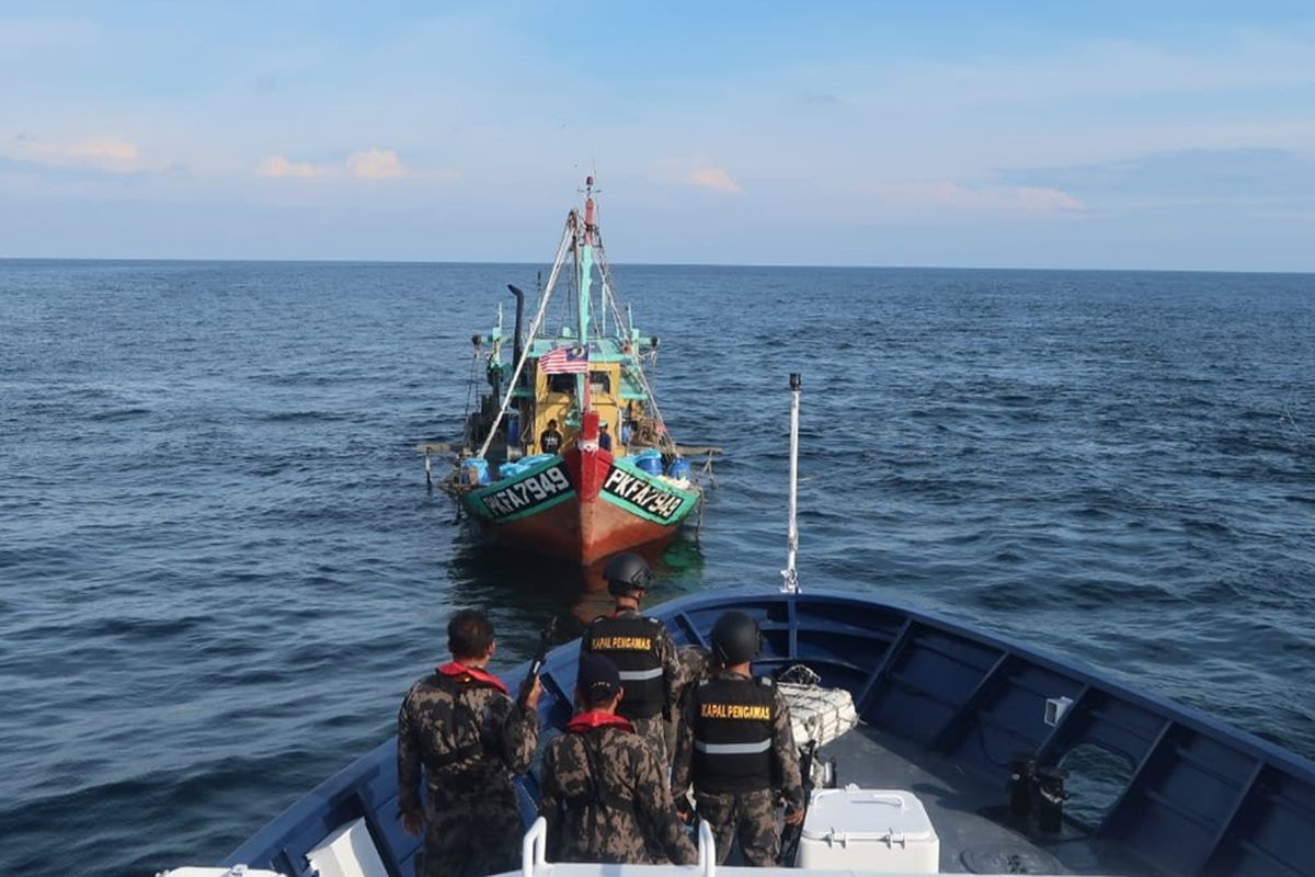 Foto Dokumentasi PSDKP Lampulo,  Tim patroli KP Hiu 12, Pangkalan Pengawasan Sumber Daya Kelautan dan Perikanan (PSDKP) Lampulo menangkap satu Kapal Ikan Asing (KIA)  berbendera Malaysia di perairan Selat Malaka daerah teritorial Indonesia karena menggunkan alat tangkap terlarang jenis trawl dan tidak memiliki dokumen perizinan yang sah dari Pemerintah Indonesia. Jumat (29/11/2019).