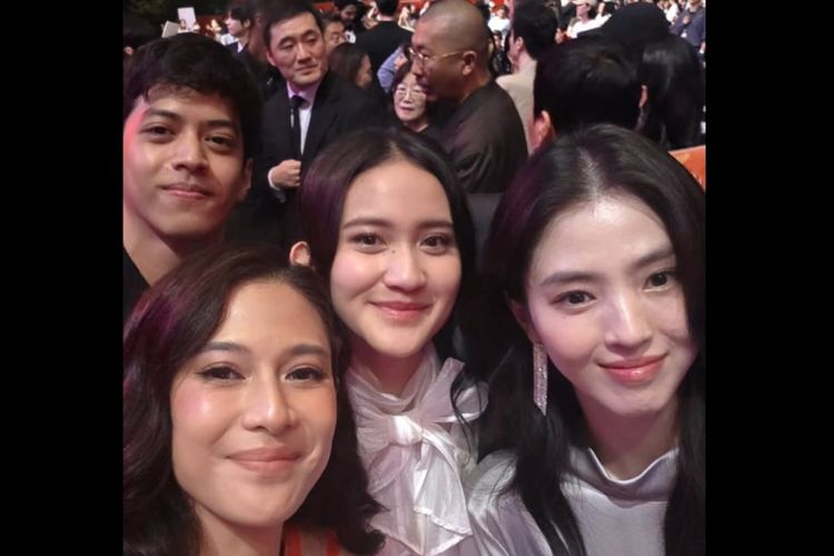 Dalam unggahannya di Instagram, Dian Sastrowardoyo mengunggah fotonya bersama Leya ketika mereka selfie bareng artis Korea Selatan Han So Hee.