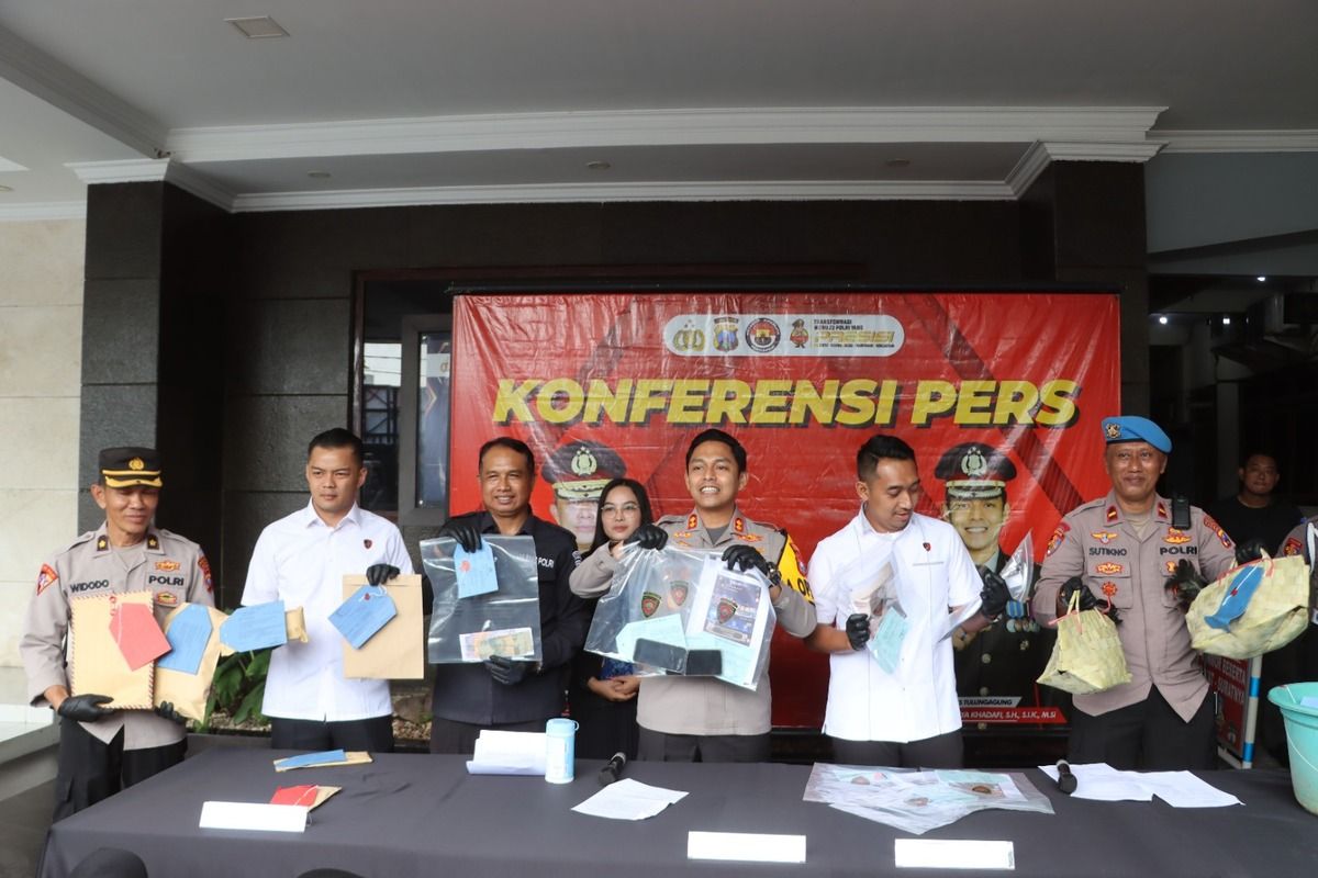 #---Polisi menunjukkan barang bukti dari para tersangka perjudian di wilayah hukum Polres Tulunggung Jawa Timur,Senin (20/05/2024)---#