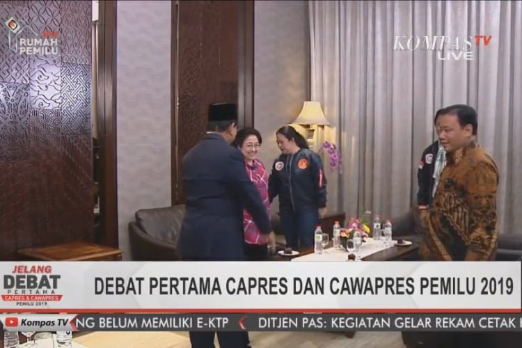Momen di saat calon presiden Prabowo menyampaikan pujian tentang jaket tim sukses calon presiden Joko Widodo, di Gedung Bidakara, Jakarta, Kamis malam (17/1/2019).