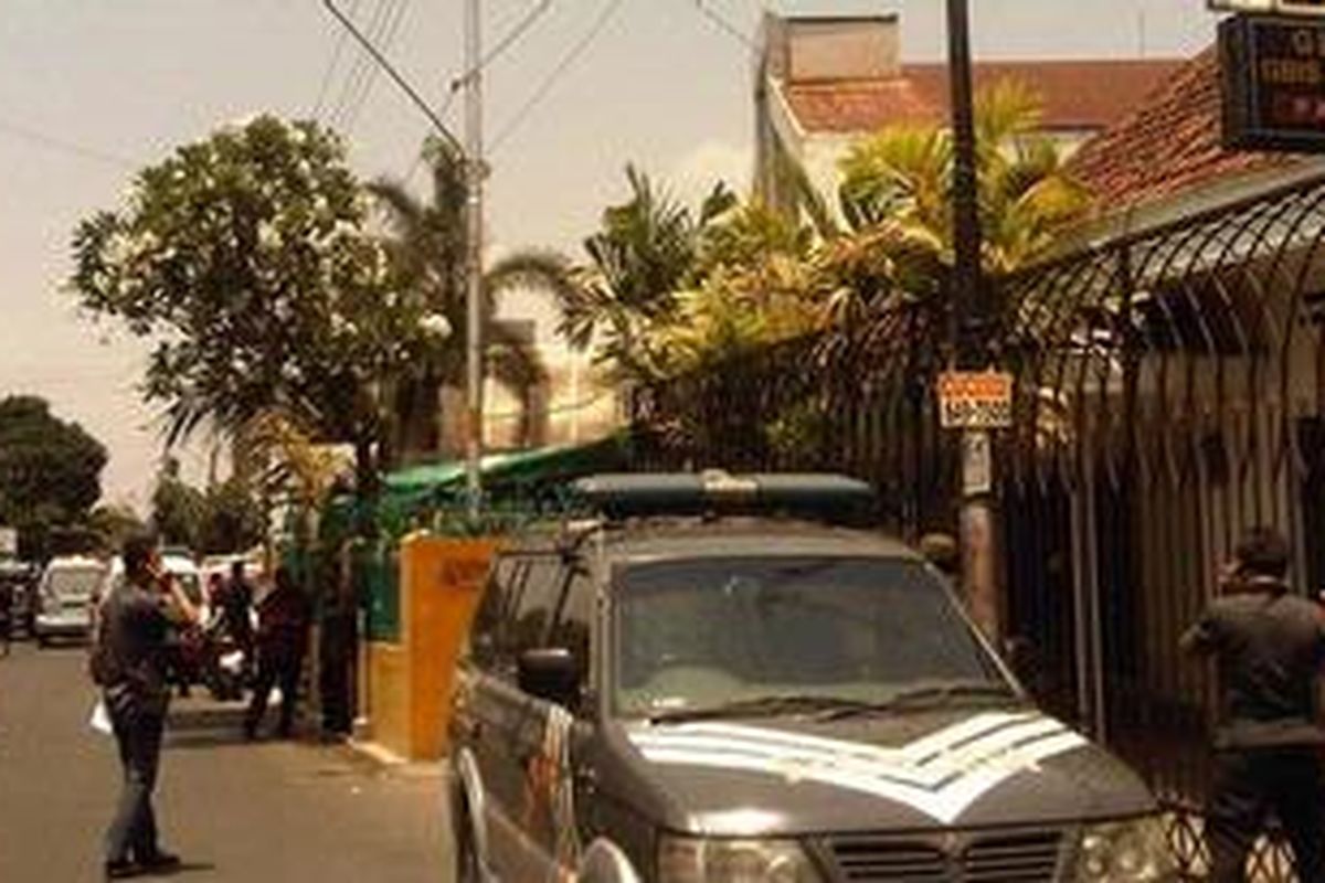 Polisi masih menyisir di Gereja GBIS, Kepunton, Solo, hari MIngggu (25/9/2011) siang.