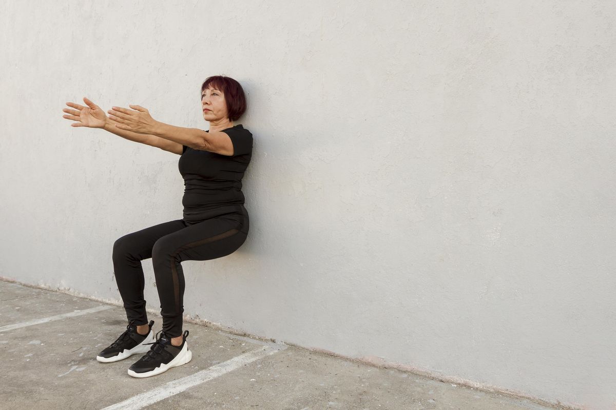 Ilustrasi seorang wanita melakukan gerakan wall pilates.