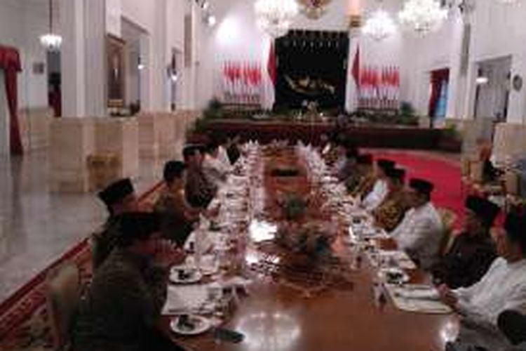 Presiden Joko Widodo buka bersama dengan pimpinan lembaga tinggi negara di Istana Negara, Jakarta, Selasa (14/6/2016).