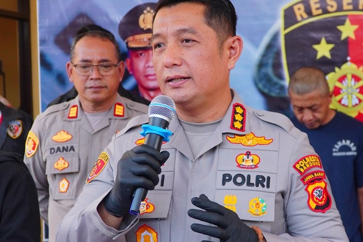 Kapolresta Bandung Kombes Pol Aldi Subartono saat melalukan gelar perkara di Mapolresta Bandung, Senin(2/6/2025)