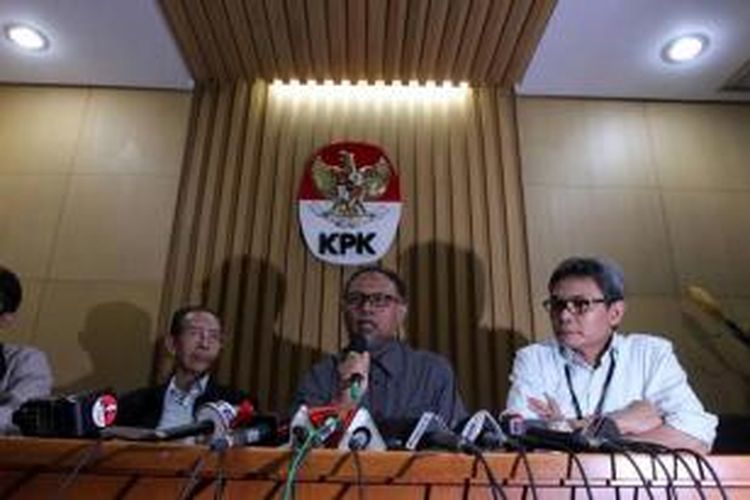 Dua pimpinan Komisi Pemberantasan Korupsi Bambang Widjojanto (tengah) dan Zulkarnain (kiri) didampingi juru bicara KPK Johan Budi (kanan) memberikan keterangan kepada wartawan terkait penetapan status tersangka Menteri ESDM Jero Wacik, di Kantor KPK, Jakarta, Rabu (3/9/2014).