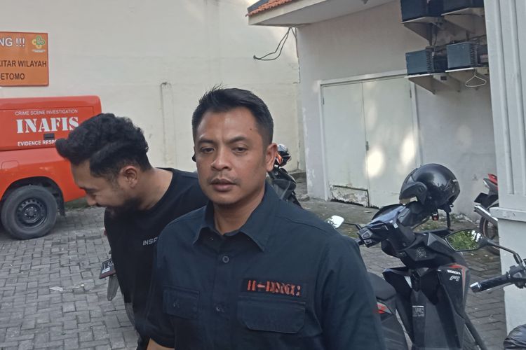 Kasatreskrim Polrestabes Surabaya, AKBP Hendro Sukmono di RSUD dr. Soetomo Surabaya, Selasa (26/12/2023).