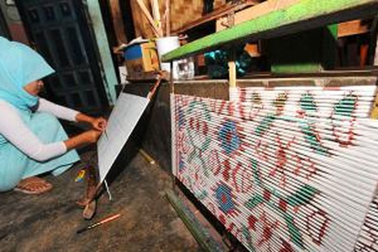 Proses pembuatan motif untuk tenun ikat dikerjakan pada malam hari di Desa Kembang Kerang Daya, Kecamatan Aikmel, Kabupaten Lombok Timur. 