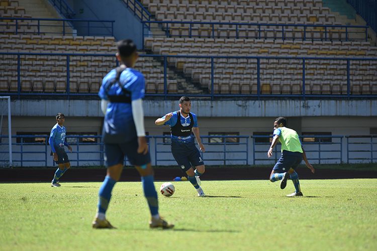 Gelandang Persib Bandung, Farshad Noor, dalam sesi latihan Persib di Stadion Gelora Bandung Lautan Api (GBLA), Kamis (08/04/2021). 