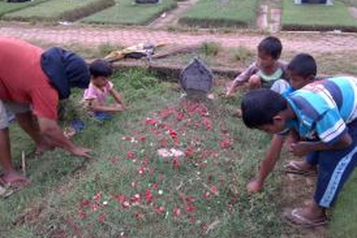 Para pembersih makam musiman selama bulan Ramadhan, di tempat pemakaman umum (TPU) Pondok Kelapa, Jakarta Timur.