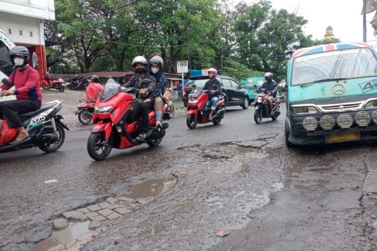 Kondisi Jalan Rusak yang berada di Jalan Antang Raya, Makassar, Sulawesi Selatan