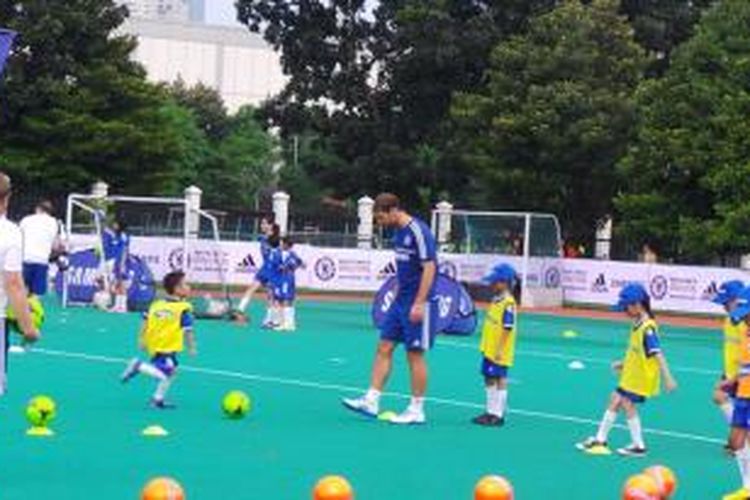 Bek Chelsea, Branislav Ivanovic, mengajari anak-anak bermain bola dalam acara klinik kepalatihan yang digelar Samsung di Lapangan Hoki, Senayan, Rabu (24/7/2013). 