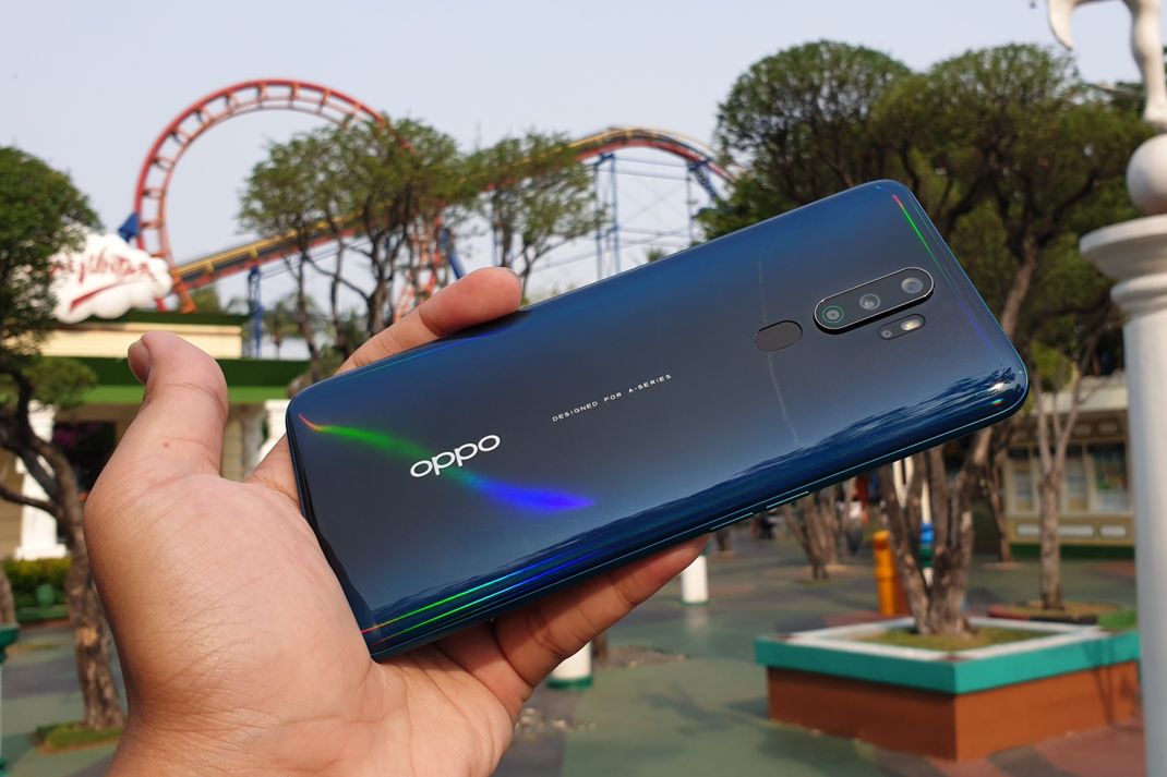 Oppo A9 2020 memiliki empat kamera yang melekat di bagian punggungnya yang disusun secara vertikal. Desain cangkangnya mengkilap seperti ponsel-ponsel mewah. (KOMPAS.com/Bill Clinten)
