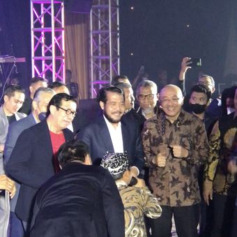 Farel Prayoga bernyanyi dan berjoget bersama Menteri Hukum dan HAM Yasonna Laoly, Wakil Menteri Hukum dan HAM Edward Omar Sharif Hiariej Ketua Mahkamah Konstitusi (MK) Anwar Usman, Ketua Mahkamah Agung (MA) Muhammad Syarifuddin, Kepala Badan Kepegawaian Negara (BKN) Bima Haria Wibisana dalam acara syukuran peringatan HUT ke-77 Kementerian Hukum dan HAM yang digelar Golden Ball Room The Sultan Hotel & Residence, Jakarta pada Kamis (18/8/2022).