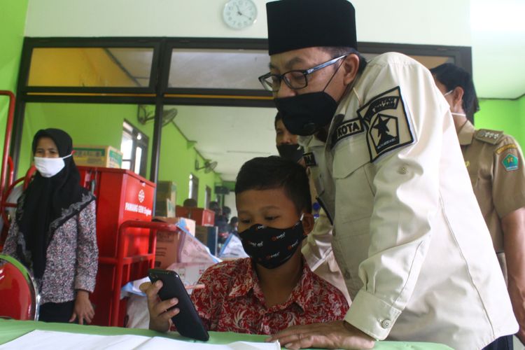 Wali Kota Malang, Sutiaji saat melihat siswa yang belajar daring dari Kantor Kelurahan Bandulan, Selasa (4/8/2020)