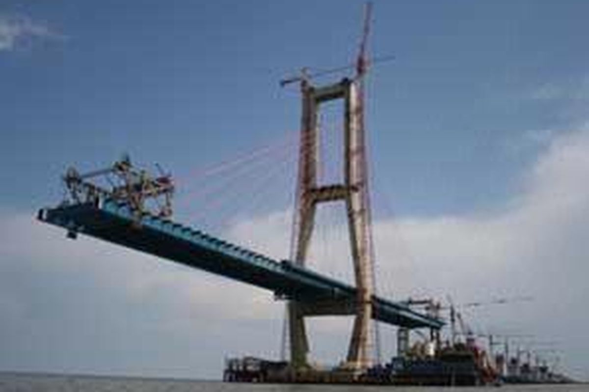 Salah satu sisi bentang tengah Jembatan Suramadu masih berada dalam tahap pemasangan steel bok girder, Senin (13/10), di Surabaya, Jatim. Pembangunan jembatan Suramadu baru mencapai 87,22 persen, padahal lima bulan lagi, pembangunan jembatan terpanjang di Indonesia ini ditargetkan rampung.