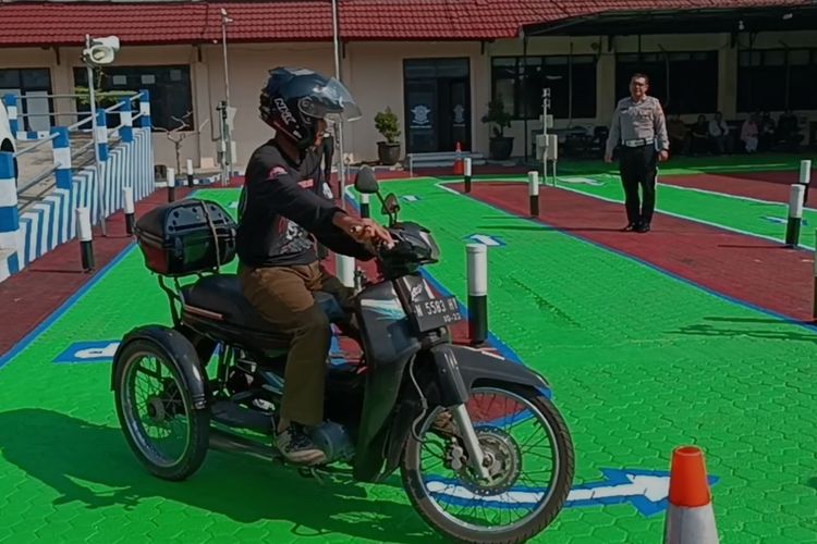 Difabel di Malang saat mengikuti ujian praktik SIM D di Satpas Polres Malang, Rabu (8/9/2023).