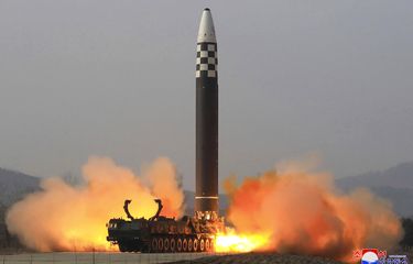 Foto yang didistribusikan oleh pemerintah Korea Utara ini menunjukkan apa yang dikatakannya sebagai uji coba rudal balistik antarbenua (ICBM) Hwasong-17, di lokasi yang dirahasiakan di Korea Utara pada 24 Maret 2022. 