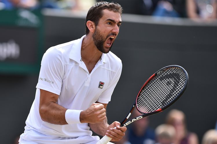 Petenis Kroasia, Marin Cilic, bereaksi setelah memenangi set ketiga laga perempat final Wimbledon melawan Gilles Muller dari Luxemburg di All England Lawn Tennis Club, London, Rabu (12/7/2017).