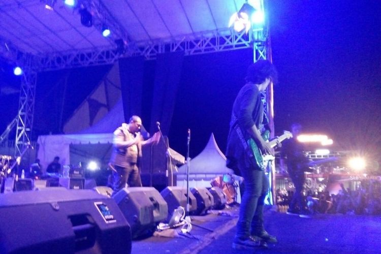 Viky Sianipar dan Tongam Sirait tampil bersama di panggung Tobatak Festival 2017 di Kabupaten Samosir, Sumatera Utara, Sabtu (12/8/2017) malam.