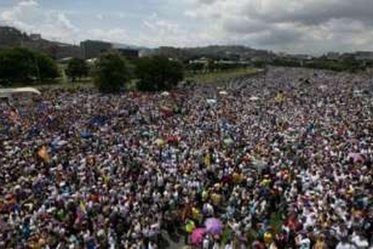 Para pengunjuk rasa menuding pemerintah Presiden Nicolas Maduro membawa Venezuela kepada kebangkrutan. Kaum oposisi berunjuk rasa setiap pekan, namun kali ini diyakini melibatkan masa paling besar.