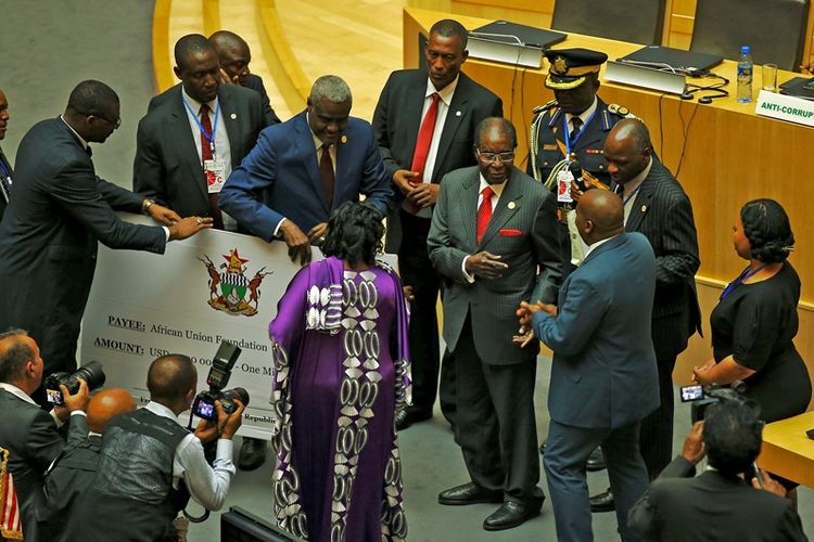 Presiden Zimbabwe Robert Mugabe secara simbolis menyerahkan cek sebesar 1 juta dolar AS sebagai sumbangan kepada Uni Afrika. Uang tersebut diperoleh dari lelang 300 ekor sapi.