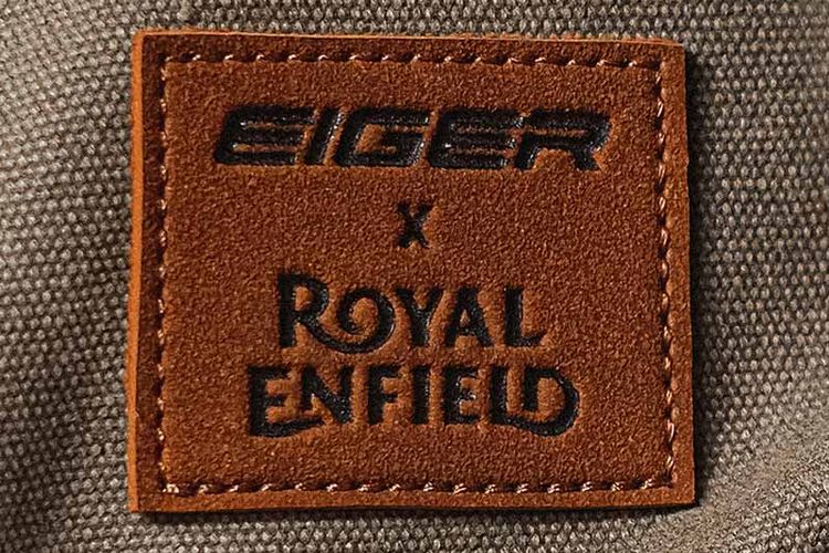 Pada koleksi EIGER X Royal Enfield, terdapat tiga kemeja yang dilengkapi patch bertuliskan EIGER X Royal Enfield sehingga memberikan kesan tangguh sekaligus klasik.