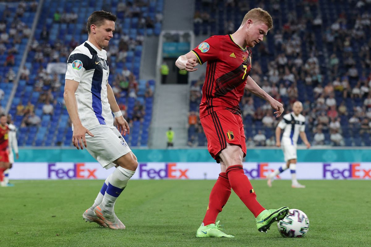 SAINT PETERSBURG, RUSIA - 21 JUNI: Gelandang Belgia, Kevin De Bruyne, mengontrol bola saat tengah dibayangi pemain Finlandia, Jukka Raitala, dalam laga Grup B Euro 2020 di Stadion Saint Petersburg pada 21 Juni 2021. 