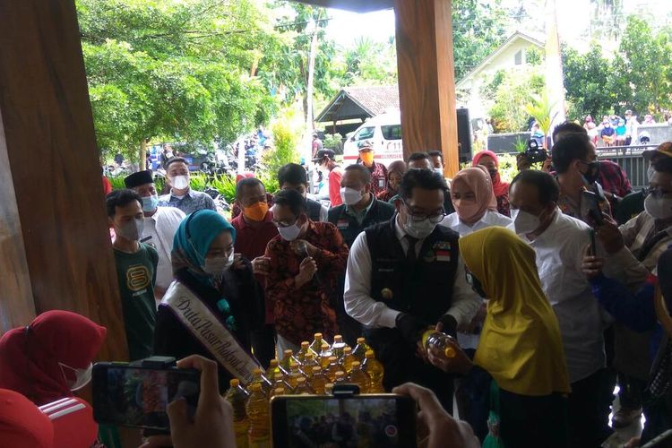 Gubernur Jabar Ridwan Kamil berbincang dengan warga saat operasi pasar minyak goreng di Bale Desa Cintaratu Kecamatan Parigi, Kabupaten Pangandaran, Minggu (20/2/2022).