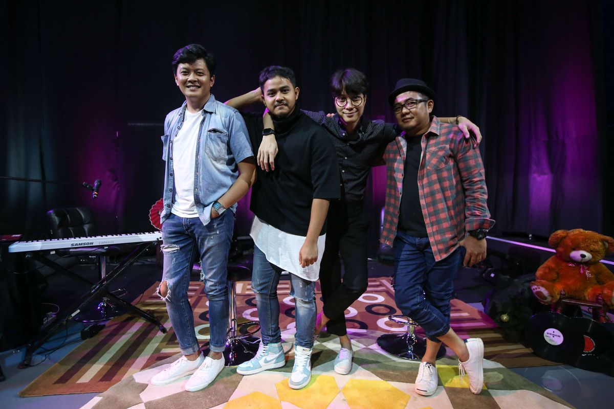 Yovie & Nuno tampil dalam acara Selebrasi (Selebritas Beraksi) di Studio Kompas TV, Jakarta, Selasa (9/4/2019). Grup musik bergenre pop yang berdiri pada 2001 ini, kini beranggotakan Muchamad Ahadiyat (gitar), Pradikta Wicaksono (vokal), Arya Windura (vokal), dan Ady Julian (keyboard).