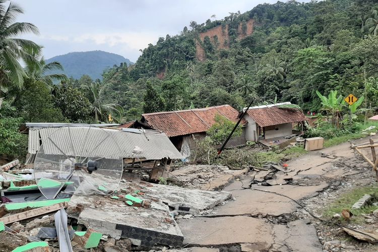 Sejumlah titik longsor dan jembatan putus di Kecamatan Lebakgedong, Kabupaten Lebak setelah banjir bandang menerjang, Rabu (1/1/2020)