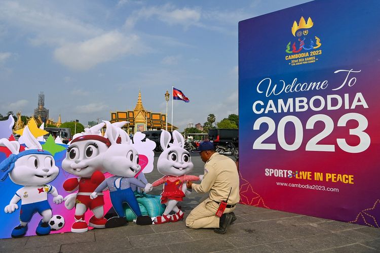 Petugas keamanan menyiapkan tanda selamat datang dan maskot menjelang opening ceremony SEA Games 2023 Kamboja, Kamis (4/5/2023). Di artikel ini tersaji update mengenai klasemen medali SEA Games 2023 Kamboja.