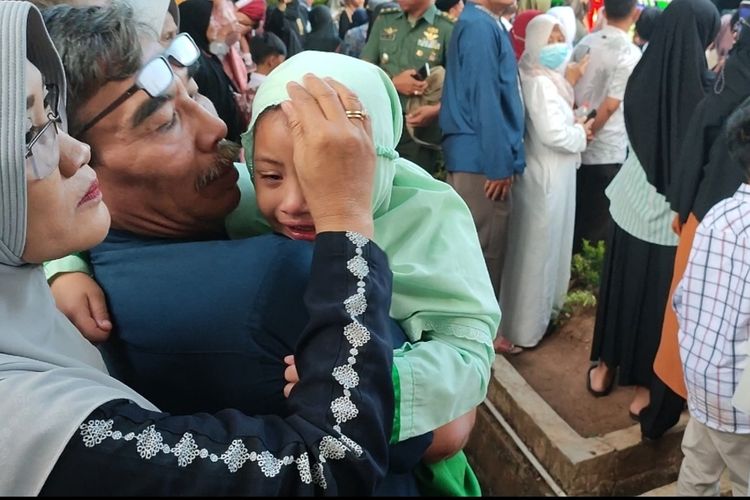 Yanti berusaha menenangkan Fatimah, siswi TK yang menangisi kepergian ibu bapaknya menuju tanah suci, saat prosesi pelepasan di Korem 063 Sunan Gunung Jati, Kota Cirebon, Selasa (6/6/2023) pagi.