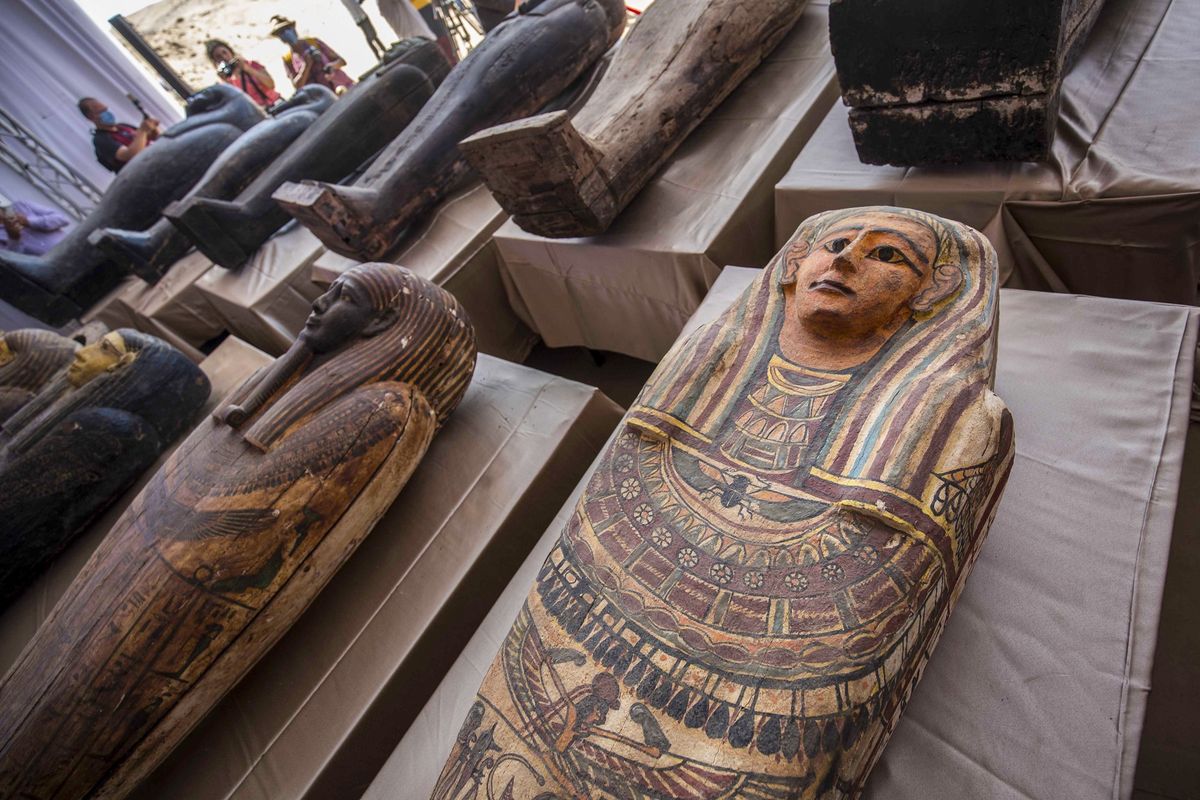 Foto tertanggal 3 Oktober 2020 menunjukkan peti-peti mati kuno yang ditemukan arkeolog Mesir. Usai melakukan penggalian di Saqqara, selatan Kairo, ditemukan lebih dari 59 peti mati kuno yang tertutup rapat dan terkubur selama 2.500 tahun lebih.