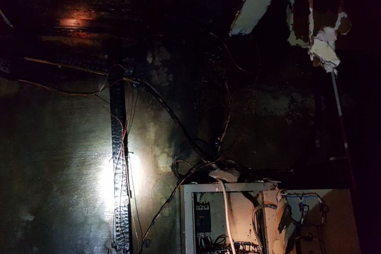 Korsleting yang terjadi di ruang AC diduga menjadi penyebab kebakaran di lantai dua Gedung Nusantara III DPR pada Selasa (14/11/2017).