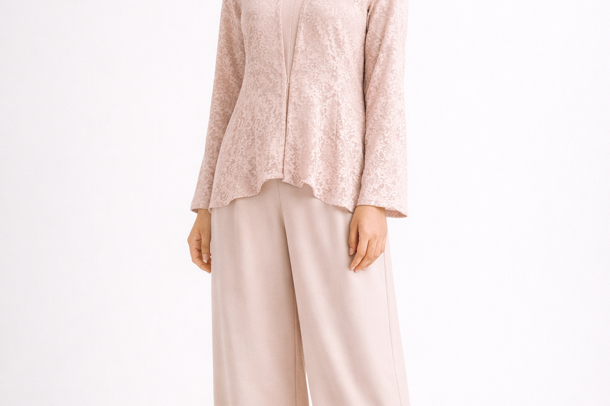 Kebaya Modern yang Dipadukan Dengan Celana