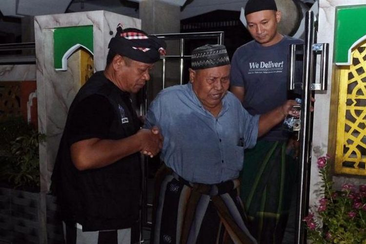 Pecalang atau petugas pengamanan adat Bali membantu menuntun umat Islam usai melaksanakan salat tarawih pertama bulan Ramadan 1445 Hijriah yang bertepatan dengan Hari Raya Nyepi Tahun Baru Saka 1946 di Masjid Agung Asasuttaqwa, Desa Adat Tuban, Badung, Bali, Senin (11/03/2024).